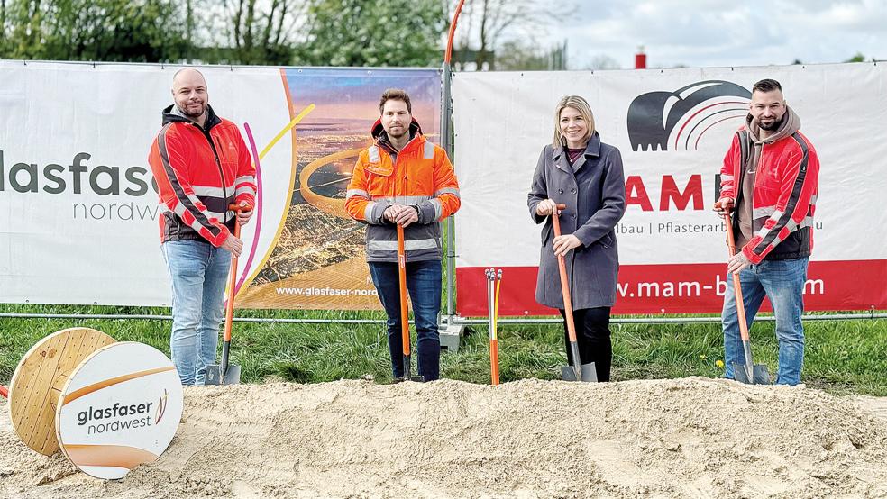 Für den Spatenstich zum Baubeginn trafen sich Dominik Pähler, Projektleiter von MAM-Bau, Florian Nierke, Kommunalmanager von Glasfaser Nordwest, Vanessa Gattung, Bürgermeisterin von Papenburg, sowie Dennis Lorenz, Bauleiter von MAM-Bau (von links).  © Foto: Glasfaser Nordwest