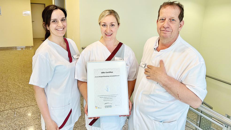 Giulia Sesto, Fachkraft für Hygiene- und Infektionsprävention in<br />der Pflege, Olga Böhmer, Fachgesundheits- und Krankenpflegerin für Krankenhaushygiene und Dr. Thomas Klapperich freuen sich über das erneute Silber-Zertifikat.  © Foto: Marien Hospital