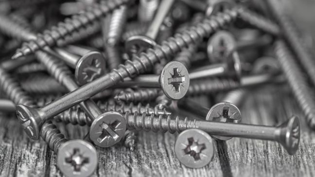 Nägel und Schrauben auf Straßen