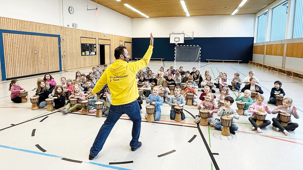 Eddy übte mit den Schüler der Grundschule Wymeer für die gemeinsame Aufführung.  © Foto: privat