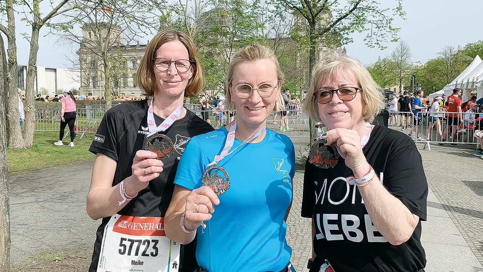 Meike Smidt (von links), Petra Loesing und Catharina Bockhacker freuten sich in Berlin über die Medaillen.  © Foto: privat