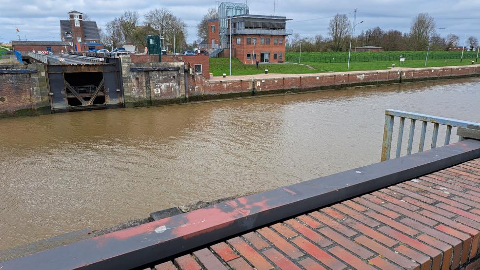 Die Große Seeschleuse in Emden soll im laufenden Betrieb saniert werden. © Szyska