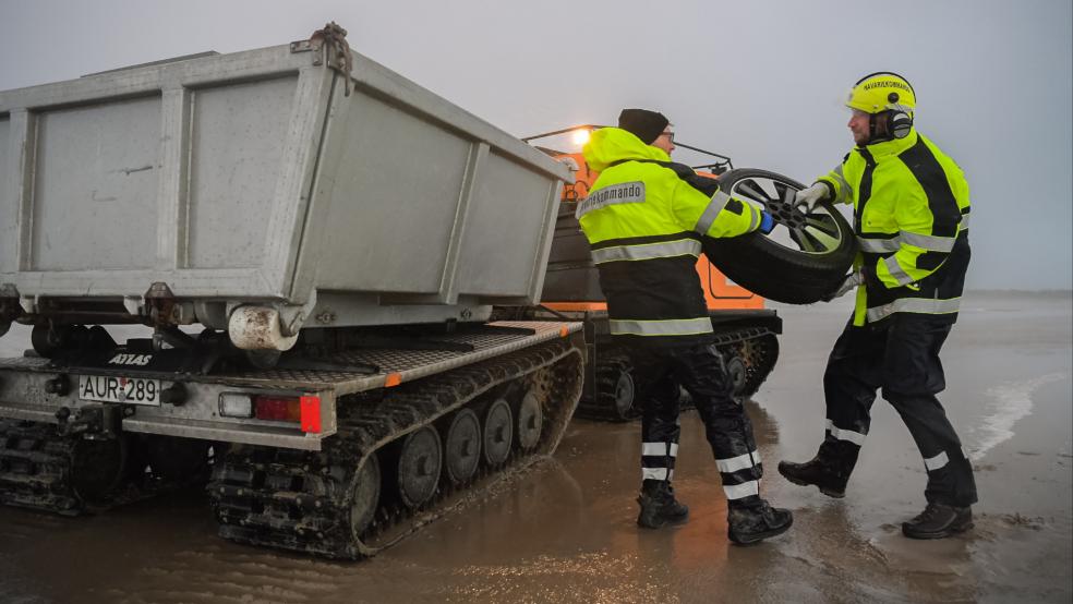 Dirk Baake (links) und Timo Paechnatz, Einsatzkräfte des Havariekommandos, im Einsatz am Strand von Borkum. Auf der ostfriesischen Insel wurde diverse Ladung angespült, die der Frachter »MSC Zoe« Anfang 2019 auf dem Weg nach Bremerhaven verloren hatte. © Assanimoghaddam (dpa/Archiv)