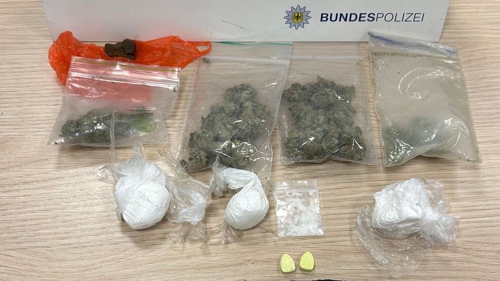 Die sichergestellen Drogen in Bunde. © Bundespolizei