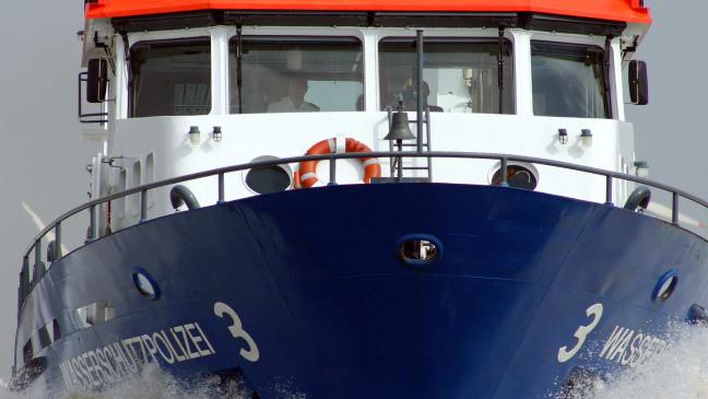 Motorboot sinkt im Binnenhafen