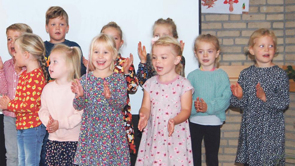 Im September 2023 feierte der Kindergarten Holthusen, hier sein Chor, sein 50-jähriges Bestehen. Jetzt geht es um die Schließung einer Nachmittagsgruppe.  © Archivfoto: Hoegen