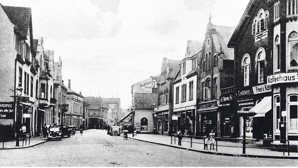 Die Mühlenstraße in Leer zu Beginn des vergangenen Jahrhunderts. Schaufenster an Geschäften waren eine teure Angelegenheit - so schlug die Geburtststunde des Glasversicherungsvereins, der nun 100 Jahre alt wird.  © Foto: sowasdat.rheiderland.de/Sammlung Appel