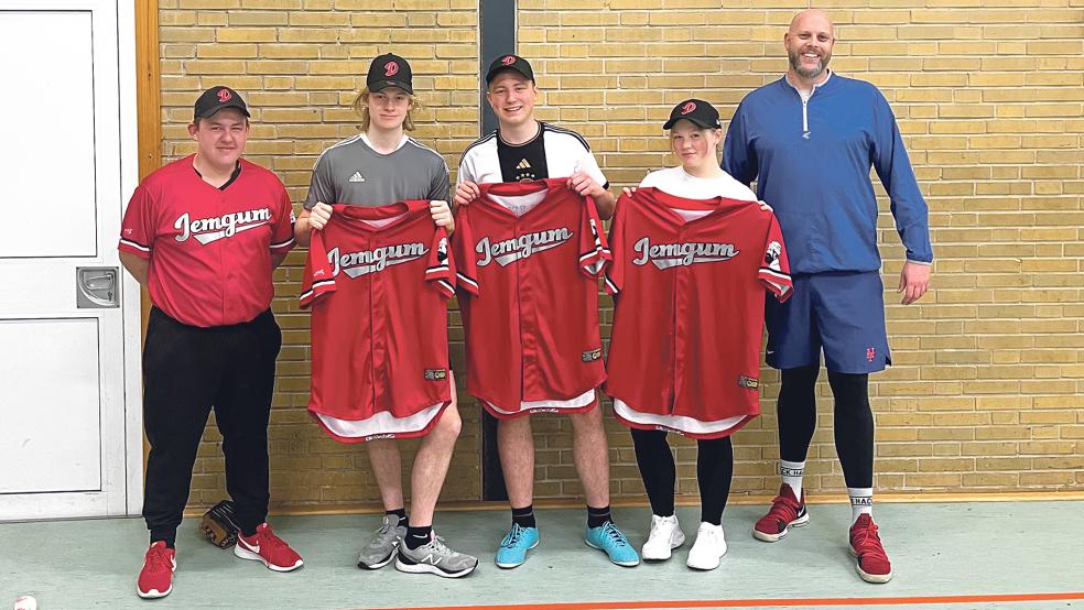 Co-Trainer Artem Zincenko (von links) präsentierte die Zugänge der Jemgum Dykereeves, Elias Zimmermann, Helge Koops und Hanna Noormann, gemeinsam mit Coach Jens Flink.  © Foto: Jemgum Dykereeves