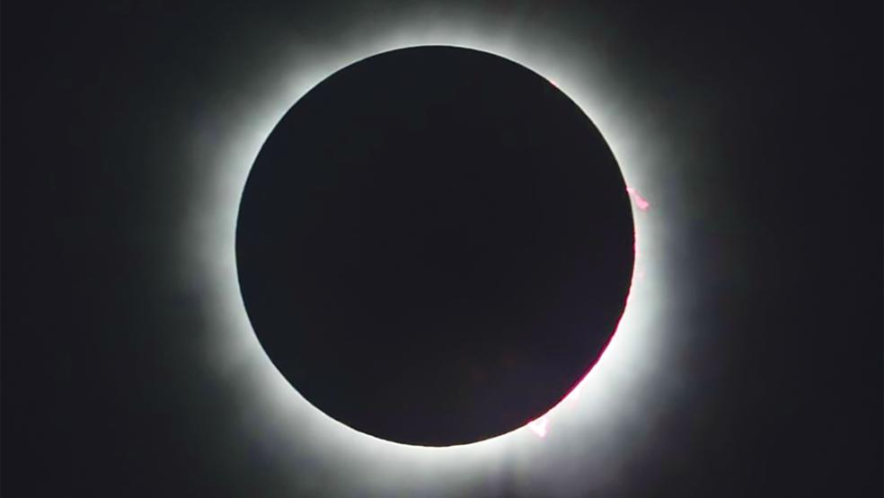 Der magische Moment der Finsternis. Rechts und unten sind am Rand die Sonneneruptionen zu sehen. Der weiße Strahlenkranz um das Gestirn wird »Korona« genannt.  © Fotos: privat