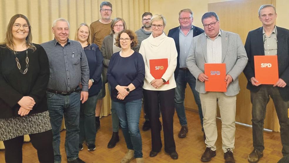 Der neue Vorstand und die Geehrten (von links): Lea Timmer, Jens Eschen, Ilona Meyer, Stefan Otten, Nico Spanjer, Imke Sap, Kai-Uwe Meyer, Annegret Frey, Lukas-Enno Oltrop, Thomas Gelder und Ephard Graalmann.  © Foto: SPD-Ortsverein Bunde-Bunderhee