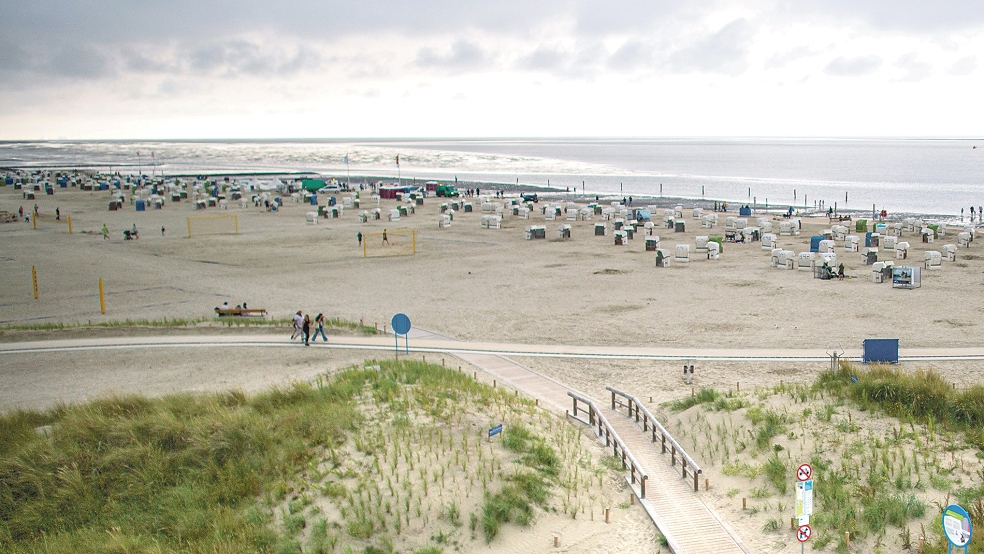 Auf der Sportfläche mitten auf dem Strand in Norddeich sollen im Sommer Traditionsmannschaften gegen Ostfriesen Fußball - oder auch Beach-Soccer - spielen.  © Foto: dpa