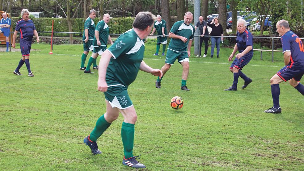 Gegen Blau-Weiß 94 Papenburg hatten die in grün gekleideten Völlener keine Chance. Die Emsländer gewannen mit 8:0.  © Foto: Eintracht Völlen