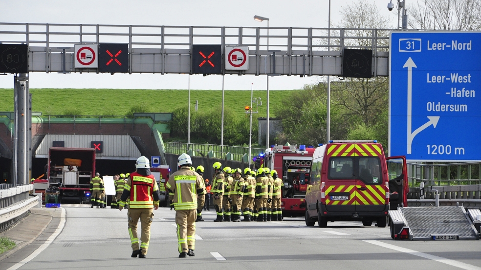 Wegen einer Einsatzübung von Feuerwehren und Rettungsdiensten im Emstunnel ist die Autobahn 31 seit Samstagmorgen gesperrt. © Wolters