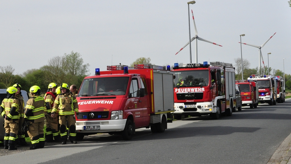 Die Feuerwehren aus dem Bereich Gemeinde Jemgum sammelten sich am Kolkweg im Gewerbegebiet in Soltborg. © Wolters