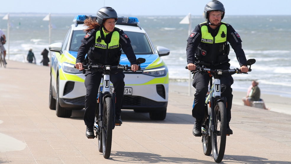 Nicht nur mit Elektro-Fahrrädern wird die Polizei im Insel-Einsatz sein, wenn führende SPD-Politiker zur Frühjahrstagung nach Norderney kommen. © Bartels (dpa/Symbolfoto)