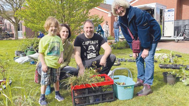 Gartenfest mit jungen Stauden und frischen Waffeln