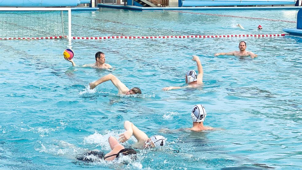 Das Wasserballteam der DLRG-Ortsgruppe Weener traf sich abends zu einem spielerischen Start in die Freiluftsaison der Rettungsschwimmer.  © Foto: Kuper