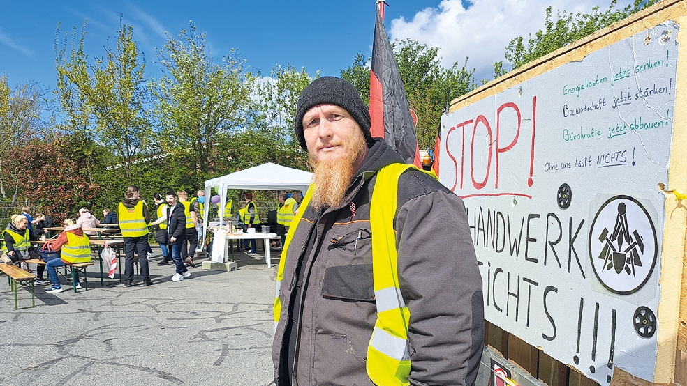 Auf den gelben Warnwesten, die Demo-Organisator Michael Kolkmann und seine Mitstreiter tragen, prangt das Logo einer Protestgruppe, die sich »Team Rheiderland« nennt.  © Fotos: Szyska