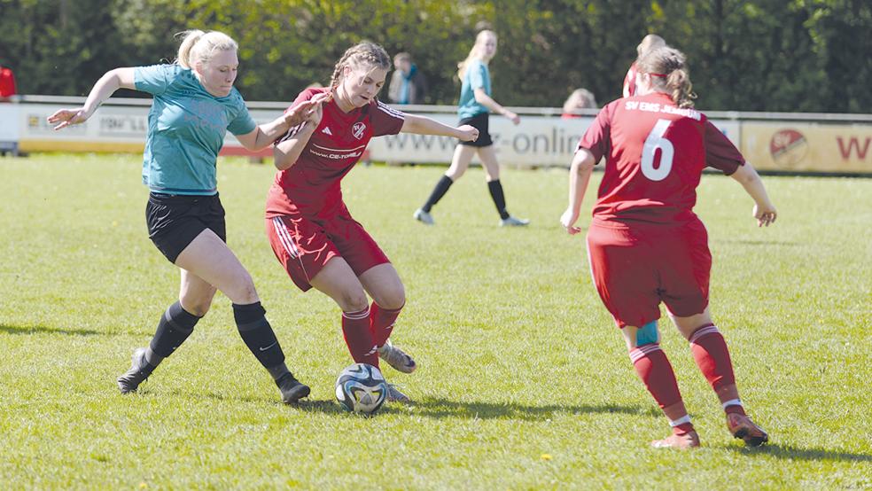 Lissa Even (Mitte, rotes Trikot) und der SV Ems Jemgum kamen nach einem 0:3 gegen Lena Barkemeyer (links) und die SG am Meer noch zu einem Punktgewinn.  © Foto: Born