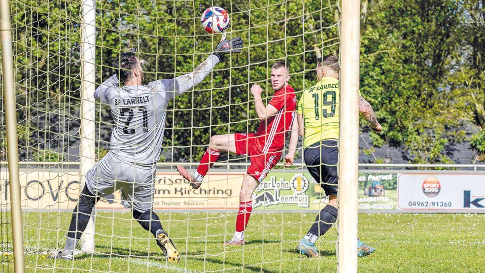 Steffen Buse erzielte in dieser Szene das 1:1 und läutete damit den Torreigen der Bunder gegen die Sportfreunde Larrelt ein.  © Foto: Jungeblut