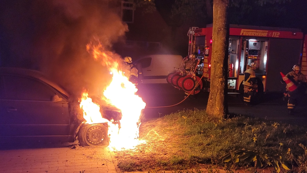 Ein Auto brannte in der Nacht komplett aus, ein zweites wurde beschädigt.  © Wolters