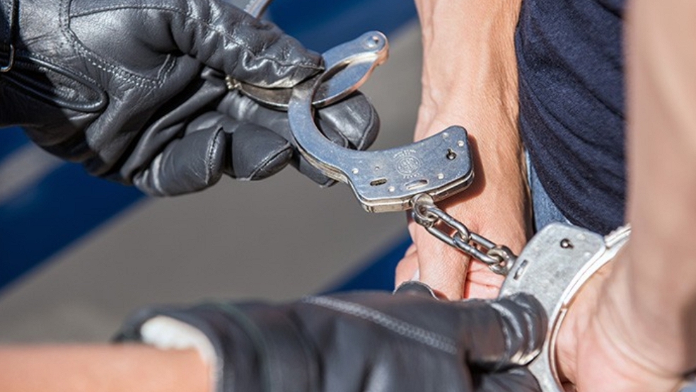 Weil er eine Geldstrafe nicht zahlen konnte, wurde ein Autofahrer aus den Niederlanden in Bunde verhaftet. © Bundespolizei (Beispielbild)