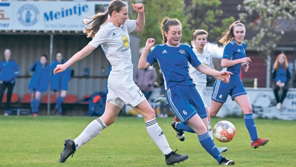 Melina Trey (Nummer sechs) und die Sportfreunde Möhlenwarf kämpften vergeblich gegen Aurichs U20.  © Foto: Bruins