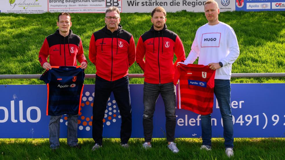 Timo Boekhoff, 1. Vorsitzender des SV Frisia Loga (rechts) präsentierte gemeinsam mit dem 2. Vorsitzenden Marco Lindemann (von links) Wilfried Böse als Co-Trainer und Kevin Böse als Trainer. © SV Frisia Loga