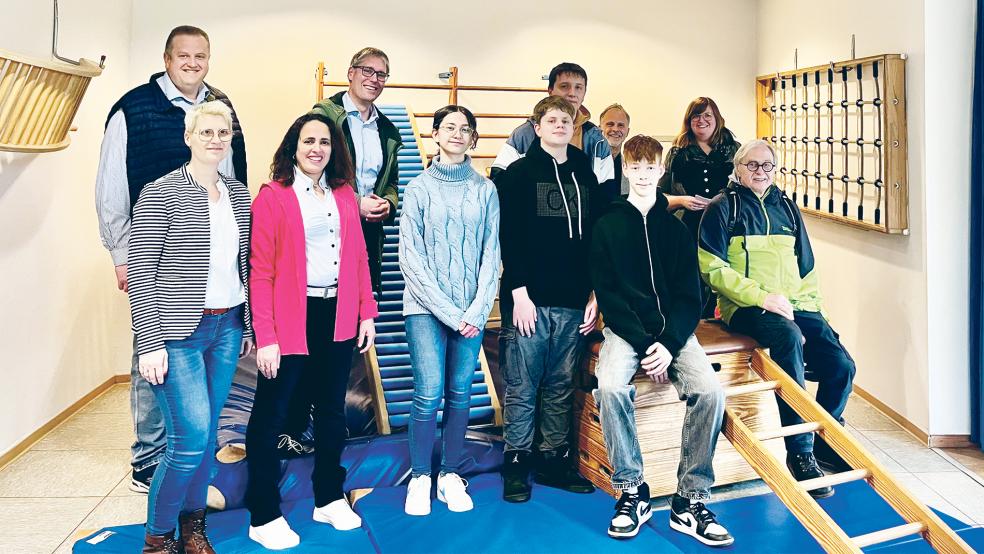 Der Ausschuss für Jugend, Integration, Gleichstellung und Soziales war gemeinsam mit einigen Jugendlichen des Politiker-Paten-Projekts zu Gast im Kindergarten Möhlenwarf.  © Foto: Stadt Weener