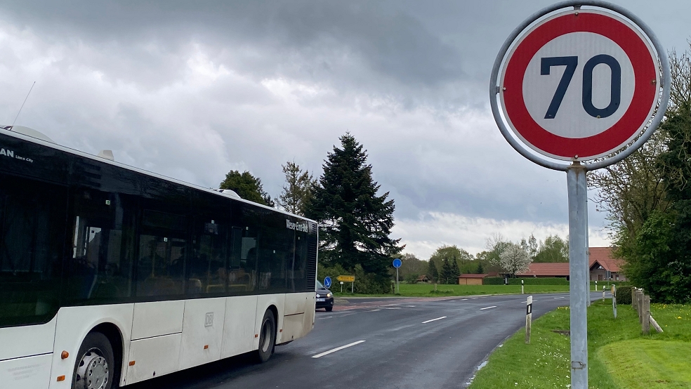 Eigentlich sollten hier an der Einmündung Tichelwarfer Straße/Zur Heide längst Tempo 50-Schilder stehen.  © Hanken