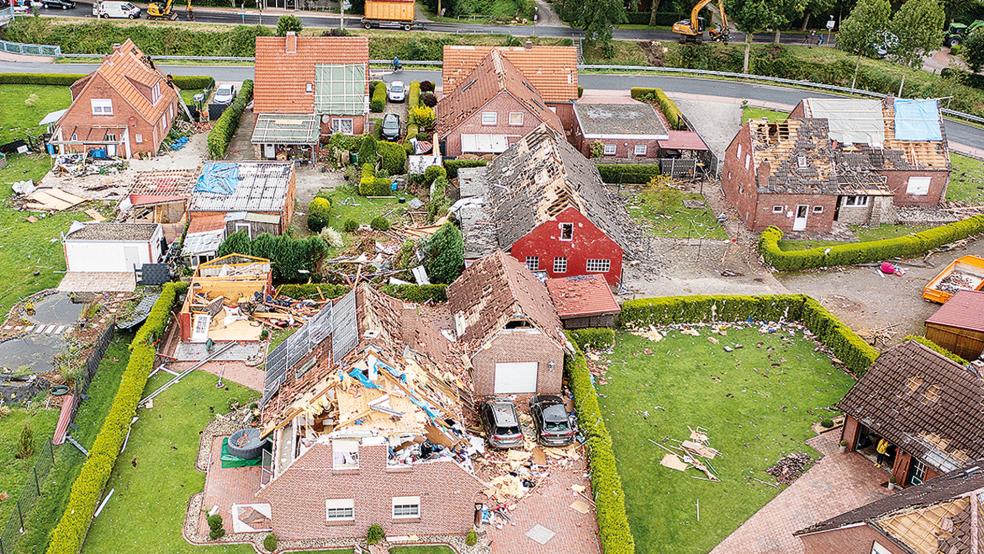 Eine Schneise der Verwüstung hinterließ ein Tornado im August 2021 in Großheide. Die Brandkasse will sich stärker wappnen gegen Klima-Schäden.  © Archivfoto: dpa