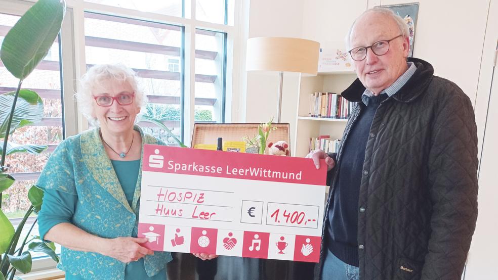 Das Bild zeigt Werner Oldigs (Vorsitzender des aufgelösten Vereins Lüttje Theater Bimm) und die Ehrenvorsitzende der Leeraner Hospiz-Initiative, Gretel Bluhm-Janssen bei der Spendenübergabe im Hospizhuus.  © Foto: privat