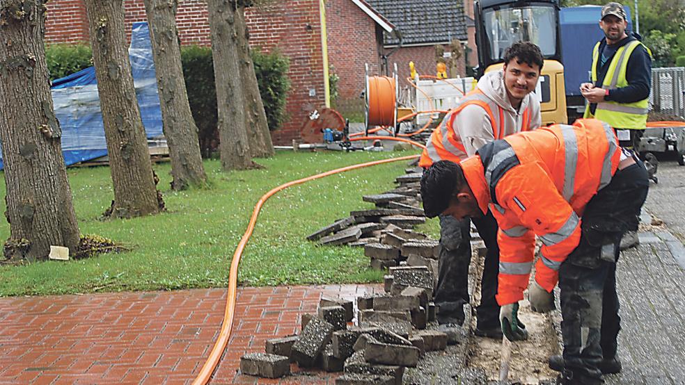 An der Hauptstraße in Stapelmoor laufen derzeit Arbeiten für die Verlegung von Glasfaserkabeln.  © Foto: Hoegen