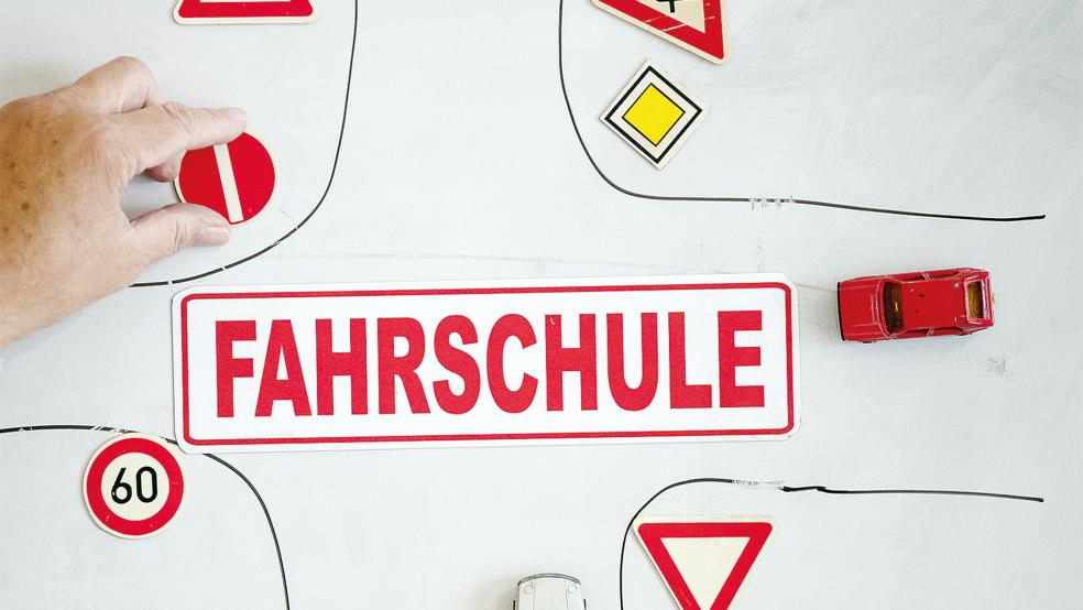 Die Theorie gehört zum Pflichtprogramm der Führerscheinprüfunmg. Immer mehr Menschen fällt dieser Teil schwer.  © Foto: dpa