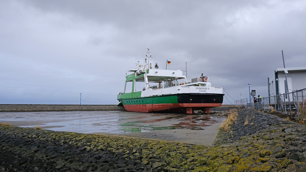 Die Fähre «Spiekeroog IV» soll wieder ins Hafenbecken gehoben werden. © Hibbeler/dpa