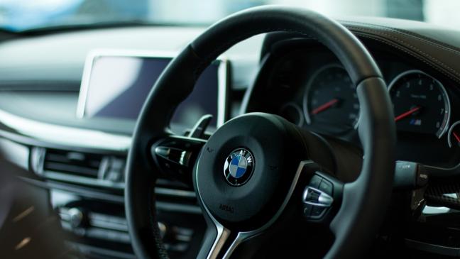 Geparkter BMW an der Tür beschädigt