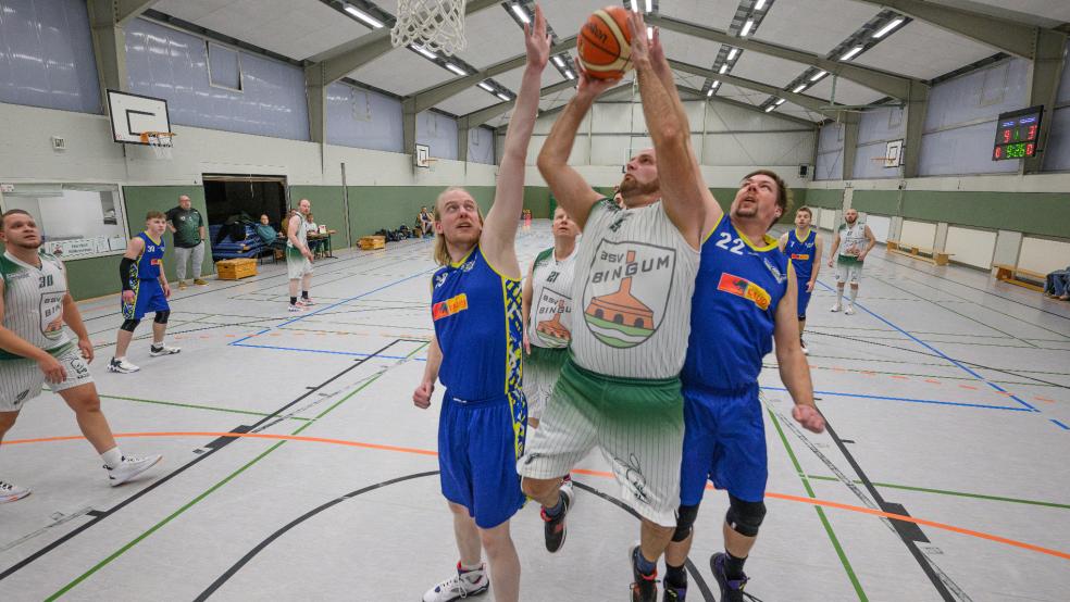 BSV-Center Marco Janßen (am Ball) hatte gegen Wiesmoor einen schweren Stand. © Bruins