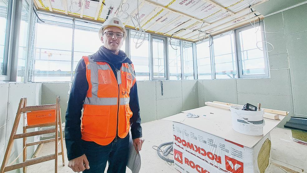 Bahn-Projektleiter Alexander Heinemann im neuen Betriebsraum des Wärterhauses. Es wurde um rund drei Meter aufgestockt, um mehr Platz zu schaffen und eine bessere Sicht auf die Friesenbrücke inklusive des Fuß- und Radwegs zu ermöglichen.  © Foto: Szyska