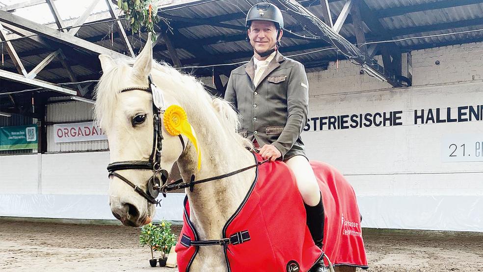 Platz eins im M-Springen mit Stechen gelang dem 1. Vorsitzenden des RuF Rheiderland. Dadurch wurde er Bezirksvizemeister.  © 