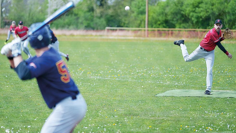 Ronny Woortmann (rechts) startete im ersten Spiel als Pitcher für die Deichgrafen.  © Foto: Zuidema