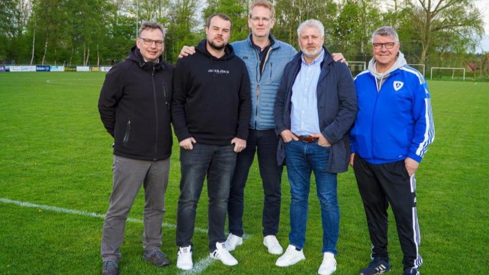 Präsentation des neuen Trainers: Uwe Welzel, 1. Vorsitzender des VfL Jheringsfehn (von links), Trainer Sven Kleemeyer, Ludwig Meyer, 1. Vorsitzender des SuS Timmel, der neue Coach Markus Olbrys und Uwe Freudenberg vom SV Stikelkamp und sportliche Leitung der SG. © privat