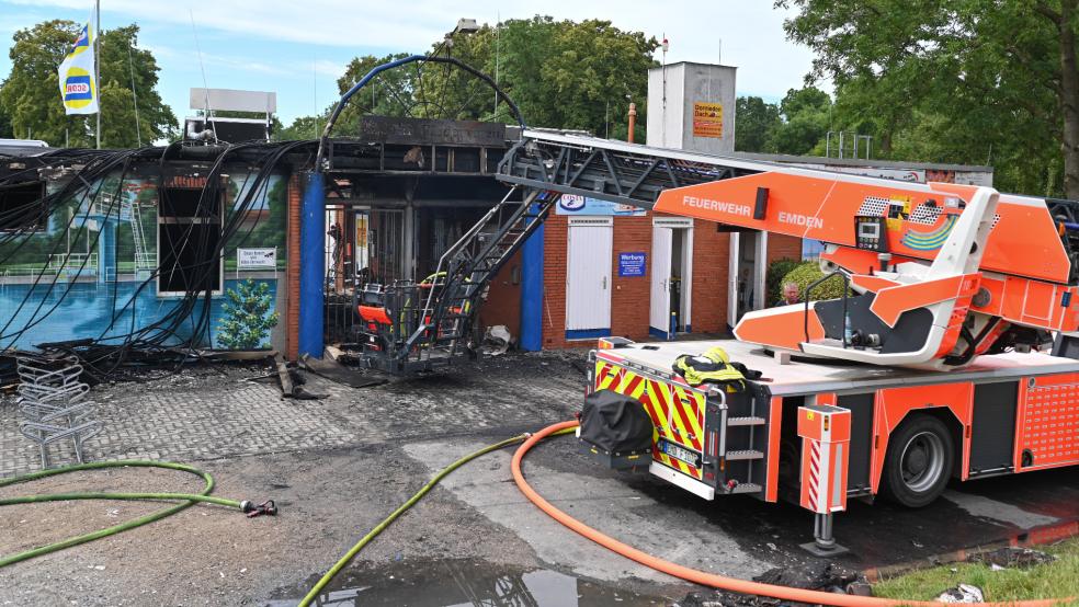 Nach der Brandstiftung im van Ameren-Bad in Emden (Archivbild) sind jetzt die Plädoyers vor dem Landgericht Aurich gehalten worden. © dpa (Archiv)