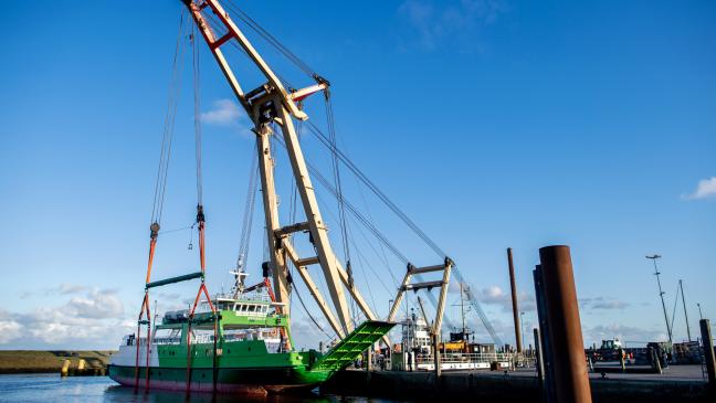 »Enak« hebt Fähre zurück ins Hafenbecken