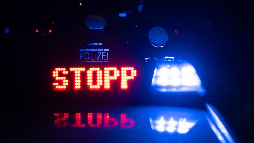 Beamte der Autobahnpolizei kontrollierten den Fahrer einer ausländischen Spedition am frühen Donnerstagmorgen gegen 3.10 Uhr in Höhe der Anschlussstelle Leer-Nord. © Murat (dpa/Symbolfoto)