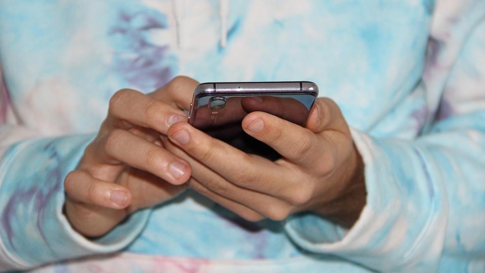 Insbesondere Kinder und Jugendliche versenden nach Angaben der Polizei immer öfter unbedacht pornografische Inhalte mit ihrem Smartphone. © Pixabay (Symbolfoto)