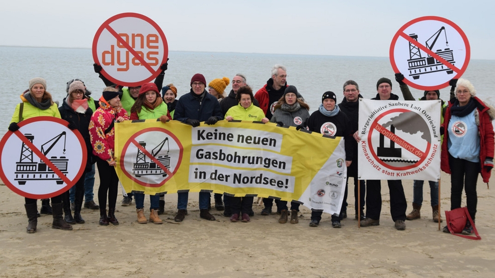 Umweltorganisationen aus den Niederlanden und Deutschland protestieren gemeinsam gegen die geplante Gasbohrung in der Nordsee vor Borkum. © Grafe (DUH)