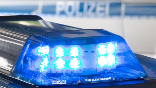 Polizei nimmt Mann in Gewahrsam - der tritt und spuckt