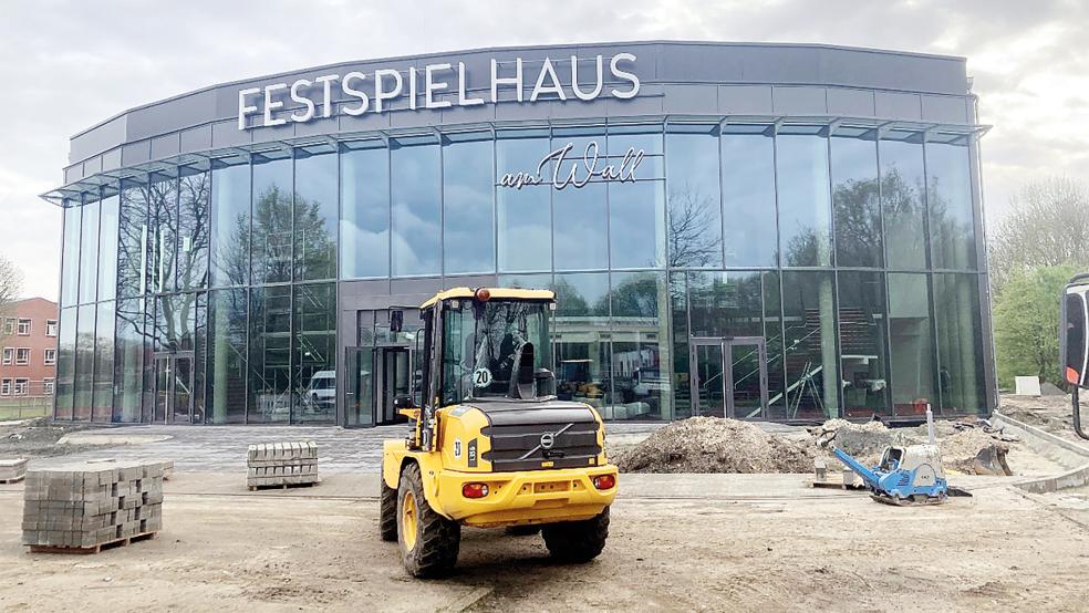 Zuletzt liefen noch Restarbeiten rund um das neue Emder »Festspielhaus am Wall«, das viele Ostfriesen noch als Neues Theater kennen.  © Foto: Recke