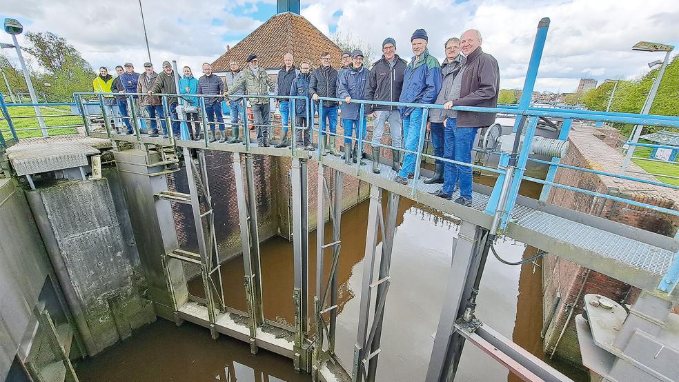 Die Schleuse des Weeneraner Hafens gehörte gestern zu den Stationen der Frühjahrsdeichschau im Rheiderland. Im Protokoll wurde Risse und Abplatzungen im Mauerwerk vermerkt.  © Foto: Szyska