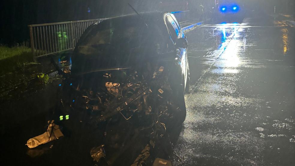 Bei dem Unfall wurde der Motorblock aus dem Wagen gerissen. © Foto: Feuerwehr Aurich